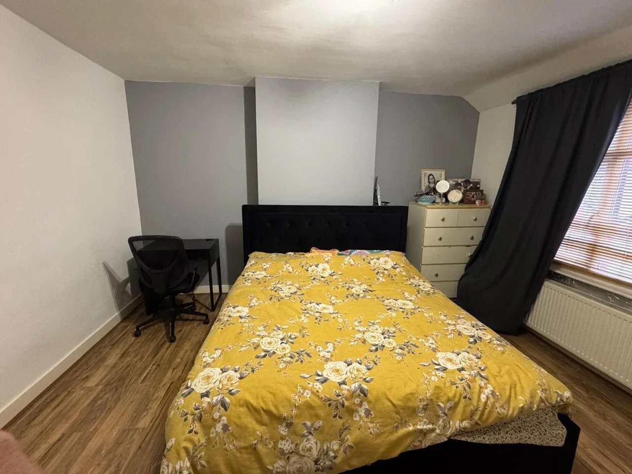 Room Sandycombe Road in Greater London