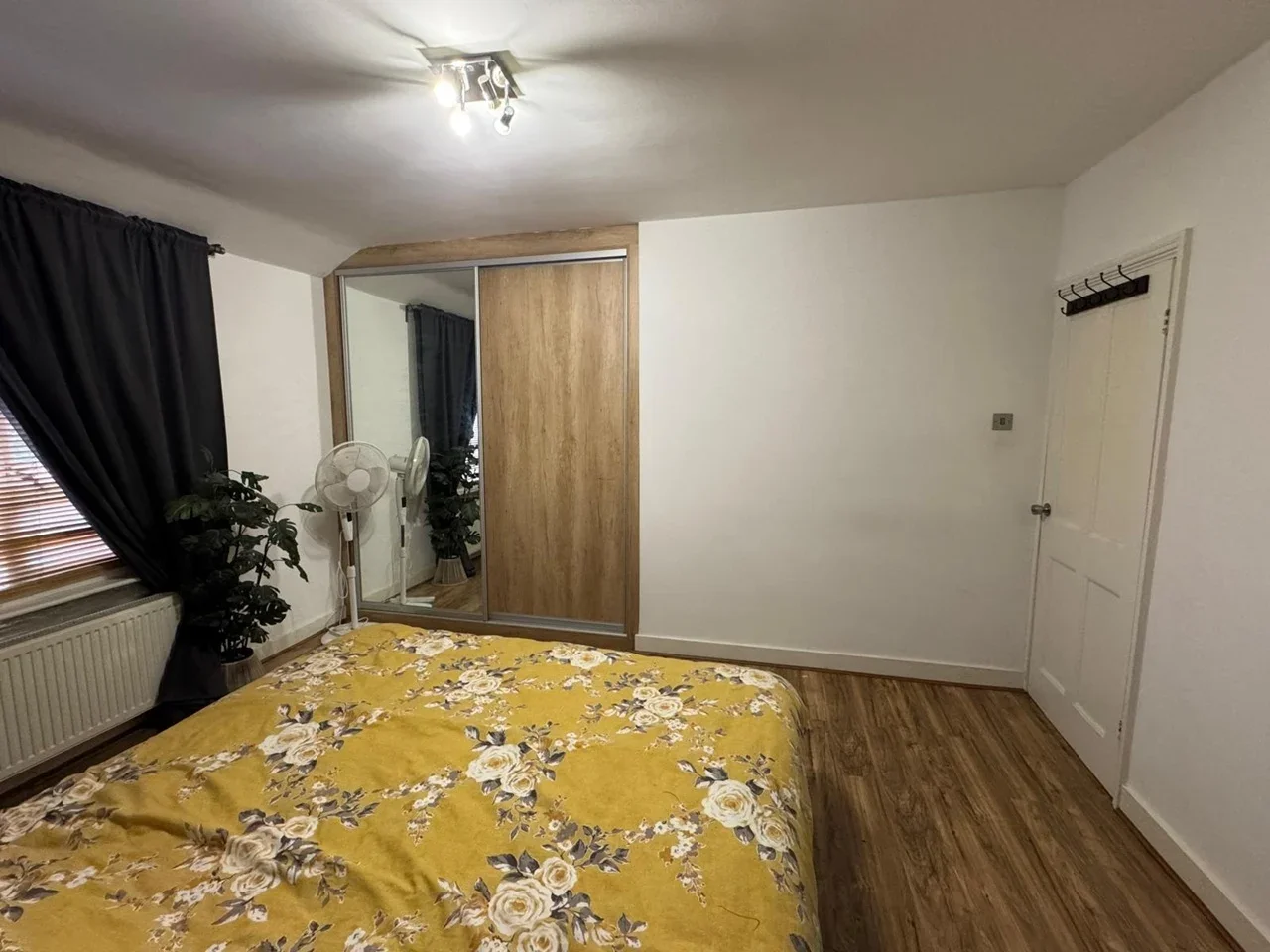 Room Sandycombe Road in Greater London