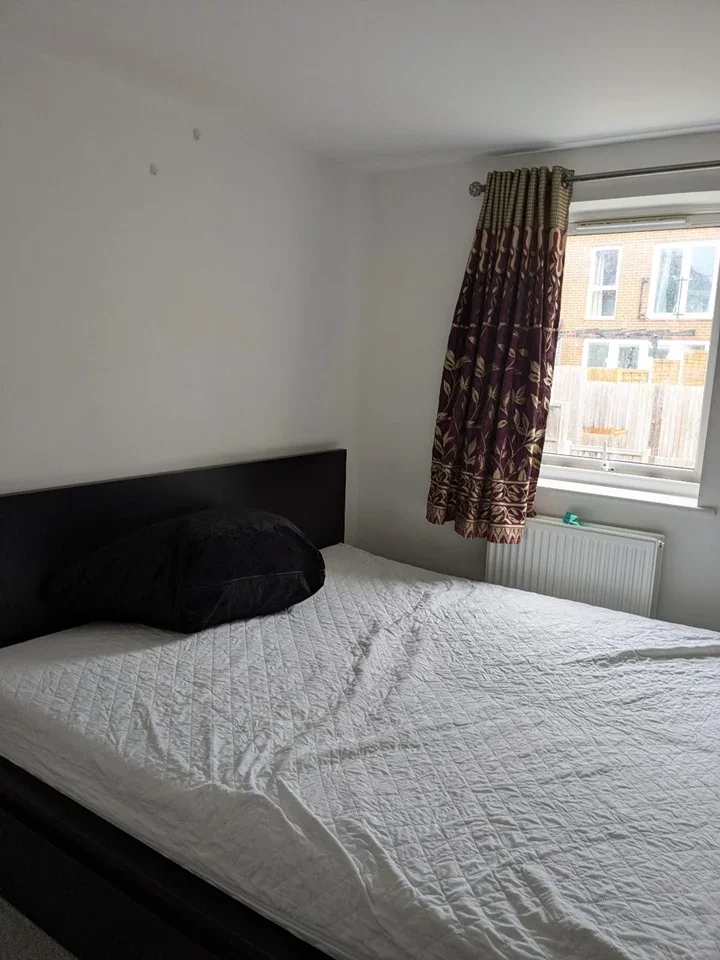Room Oakes Crescent in Dartford