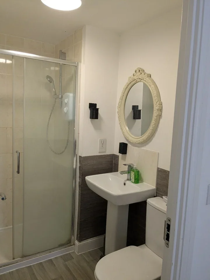 Room Oakes Crescent in Dartford