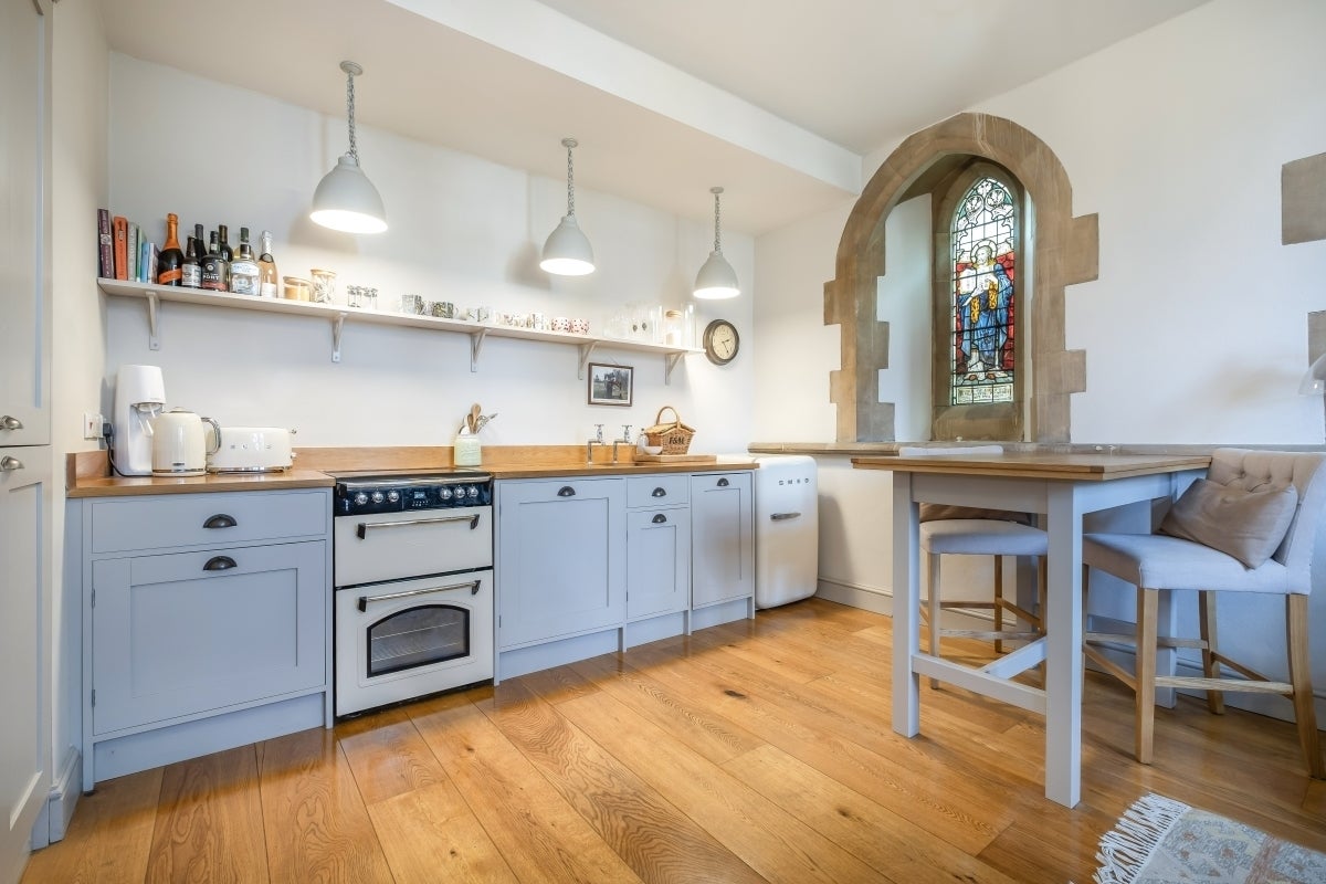 Flat Kew Road in Greater London