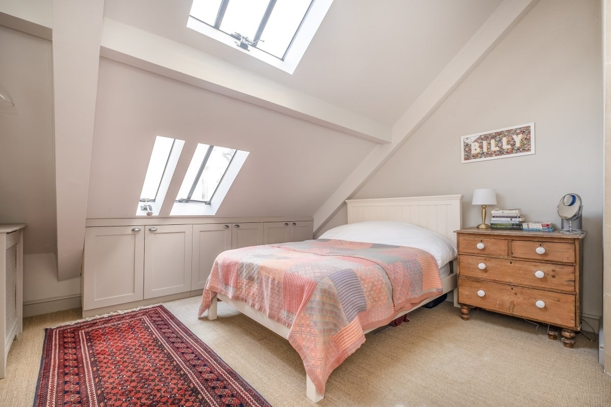 Flat Kew Road in Greater London