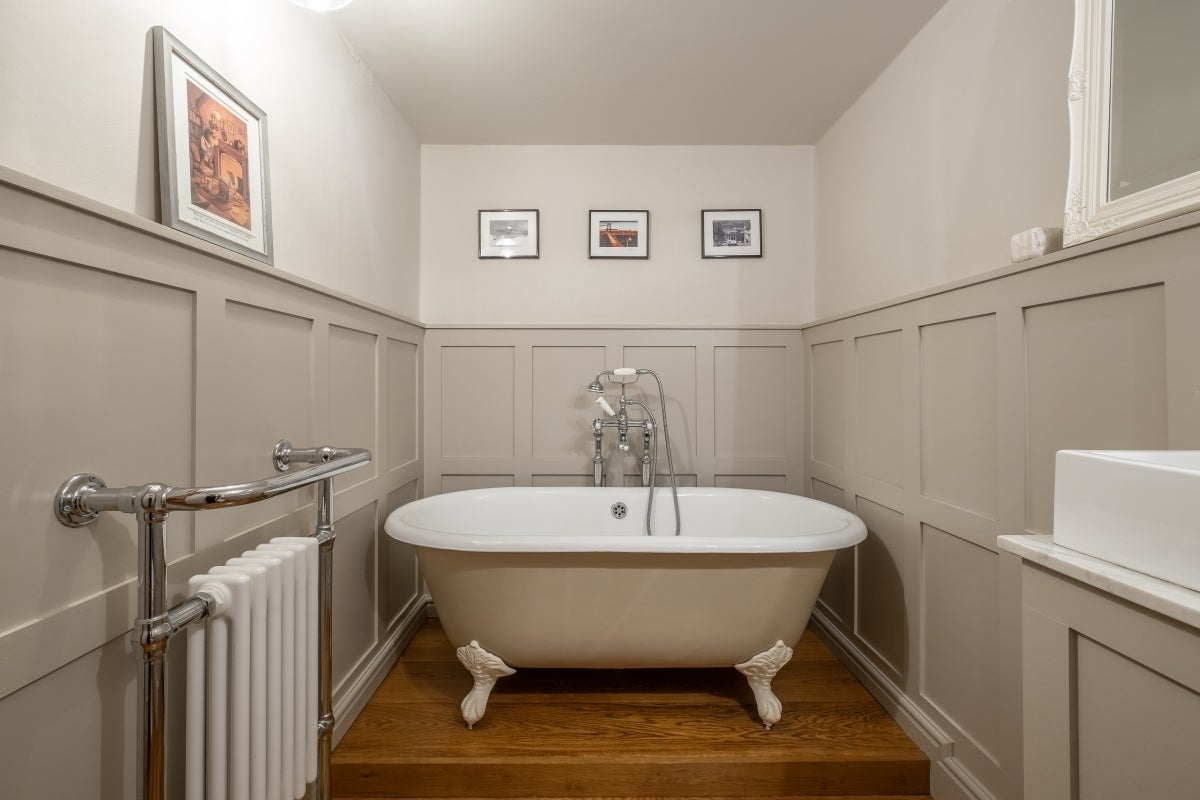 Flat Kew Road in Greater London