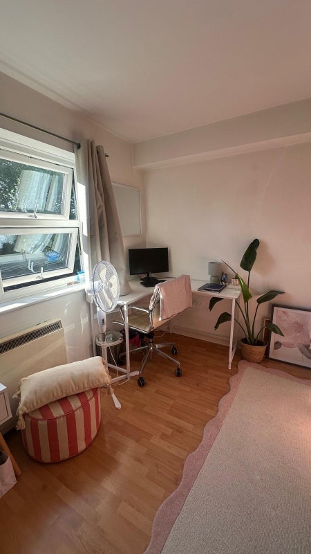 Room Massingberd Way in Greater London