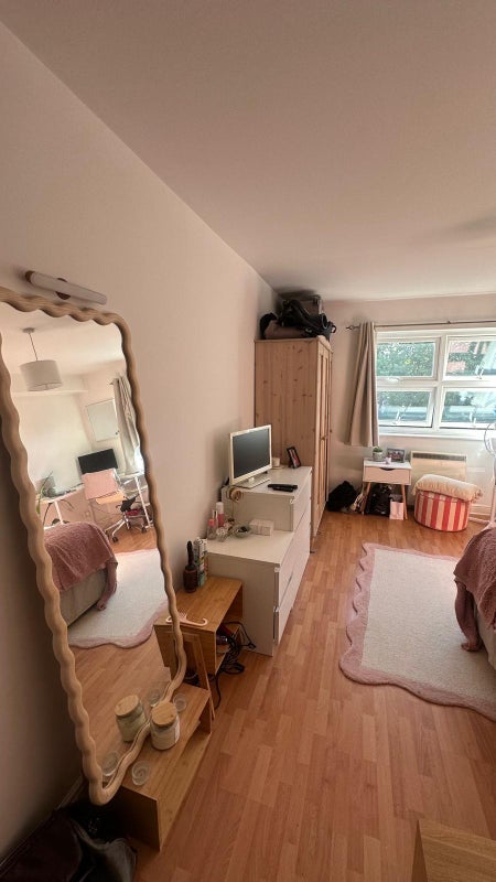 Room Massingberd Way in Greater London