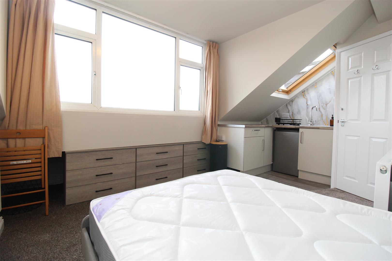 Room Highbury Road in Leeds