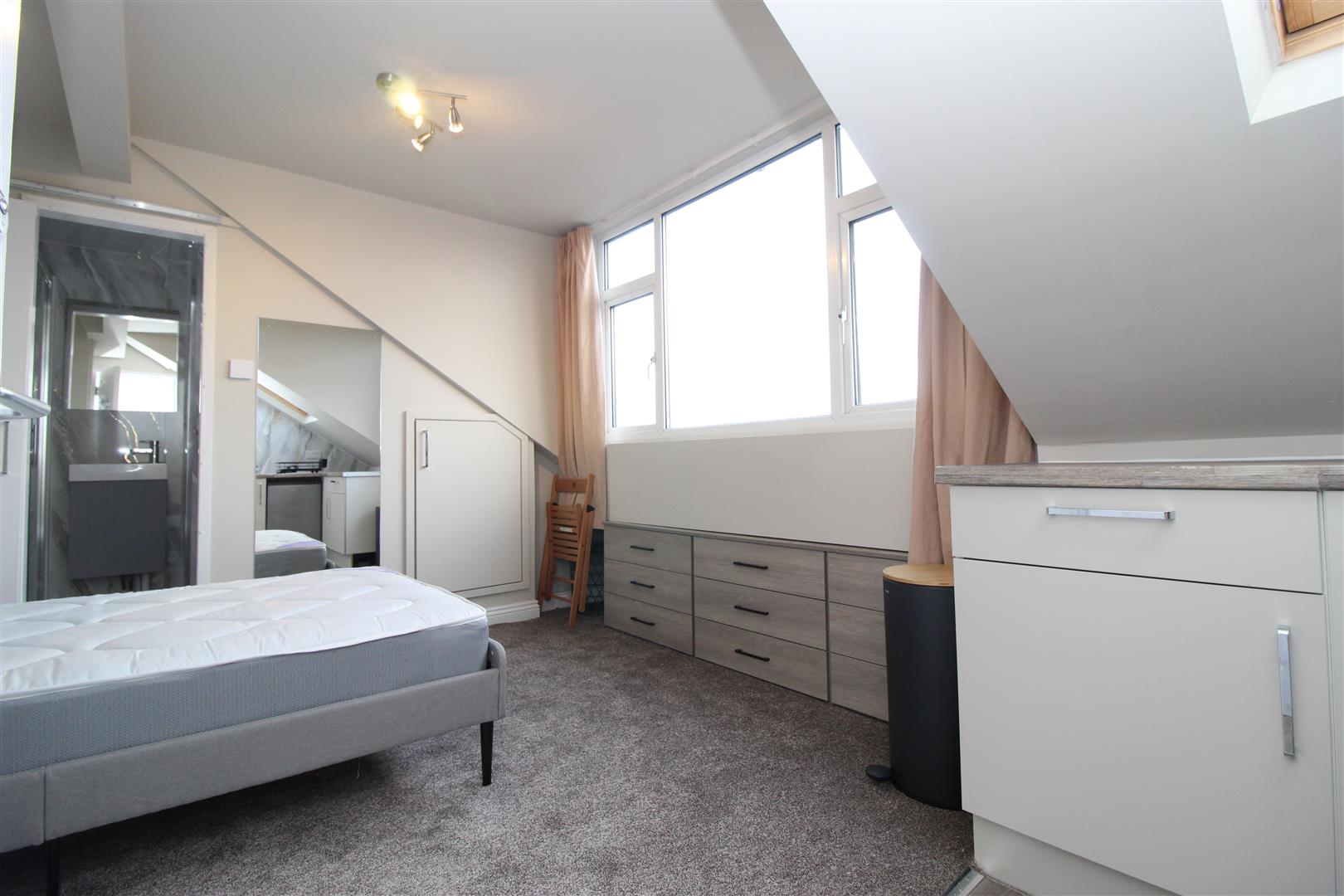 Room Highbury Road in Leeds