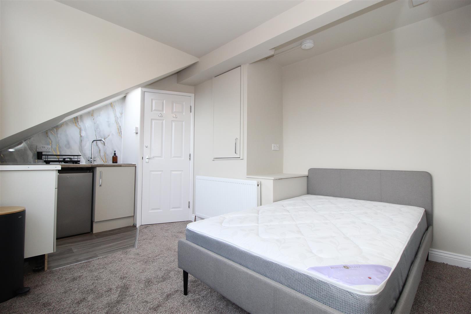 Room Highbury Road in Leeds