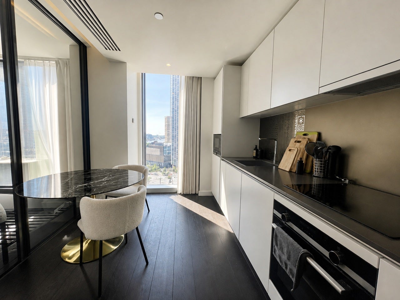 Flat Bondway in Greater London