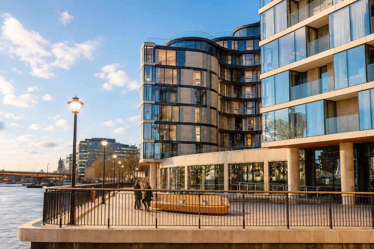 Flat Sugar Quay Walk in City of London