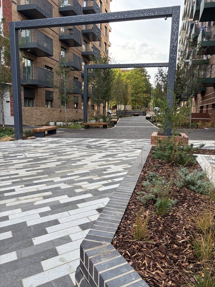 Flat Monarch Square in Greater London