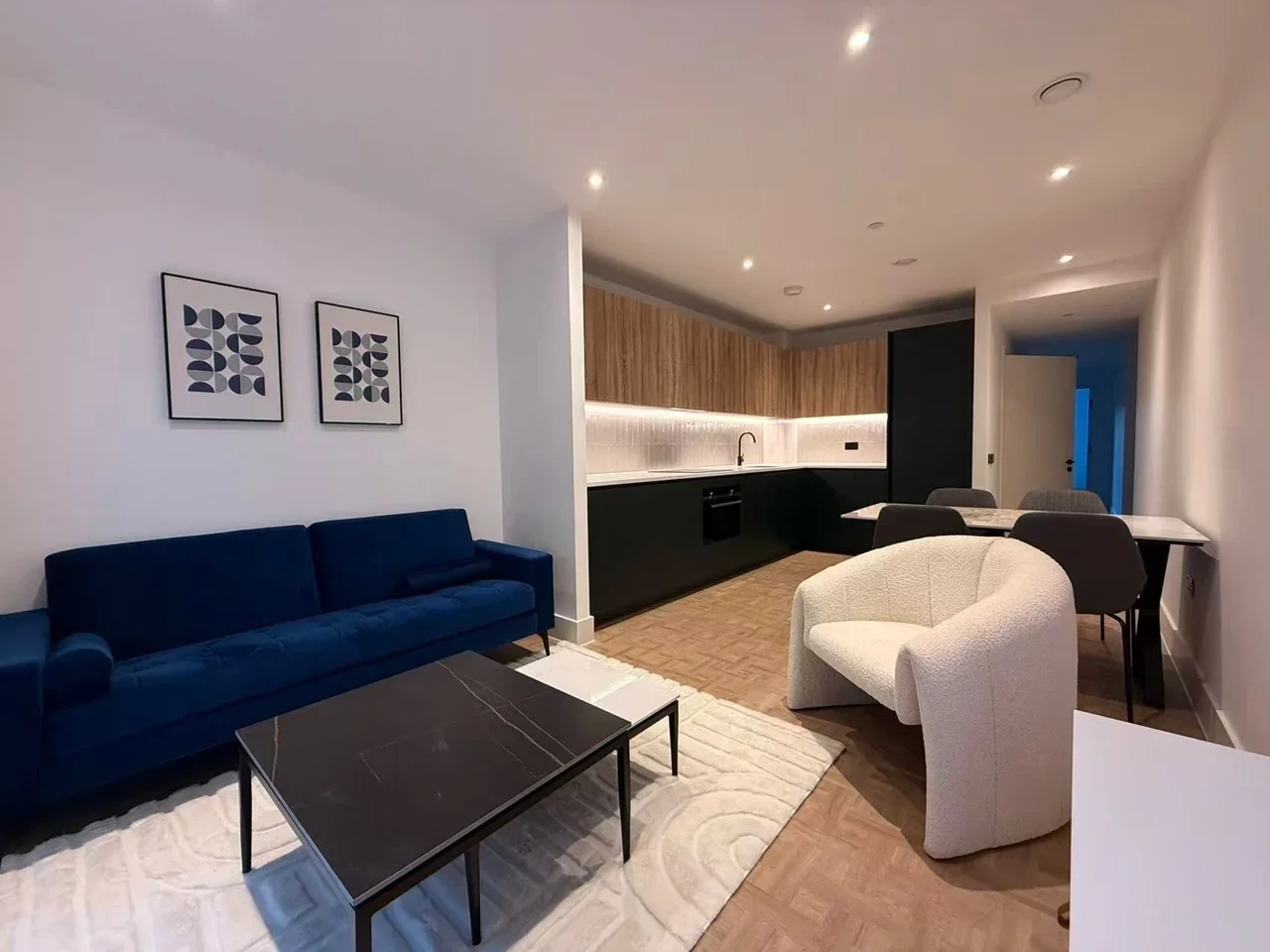 Flat Monarch Square in Greater London
