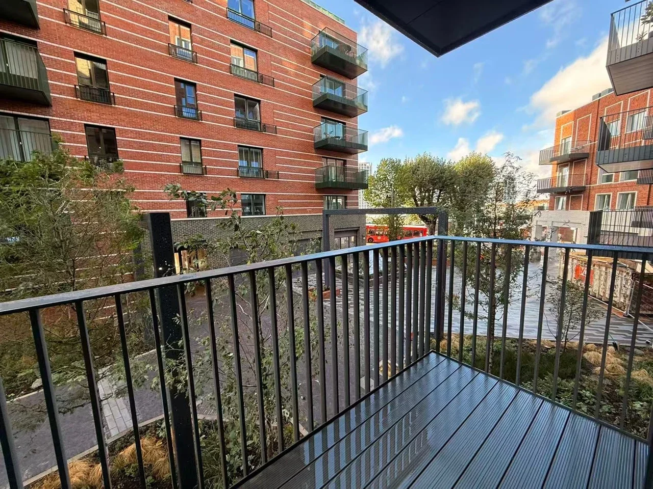 Flat Monarch Square in Greater London