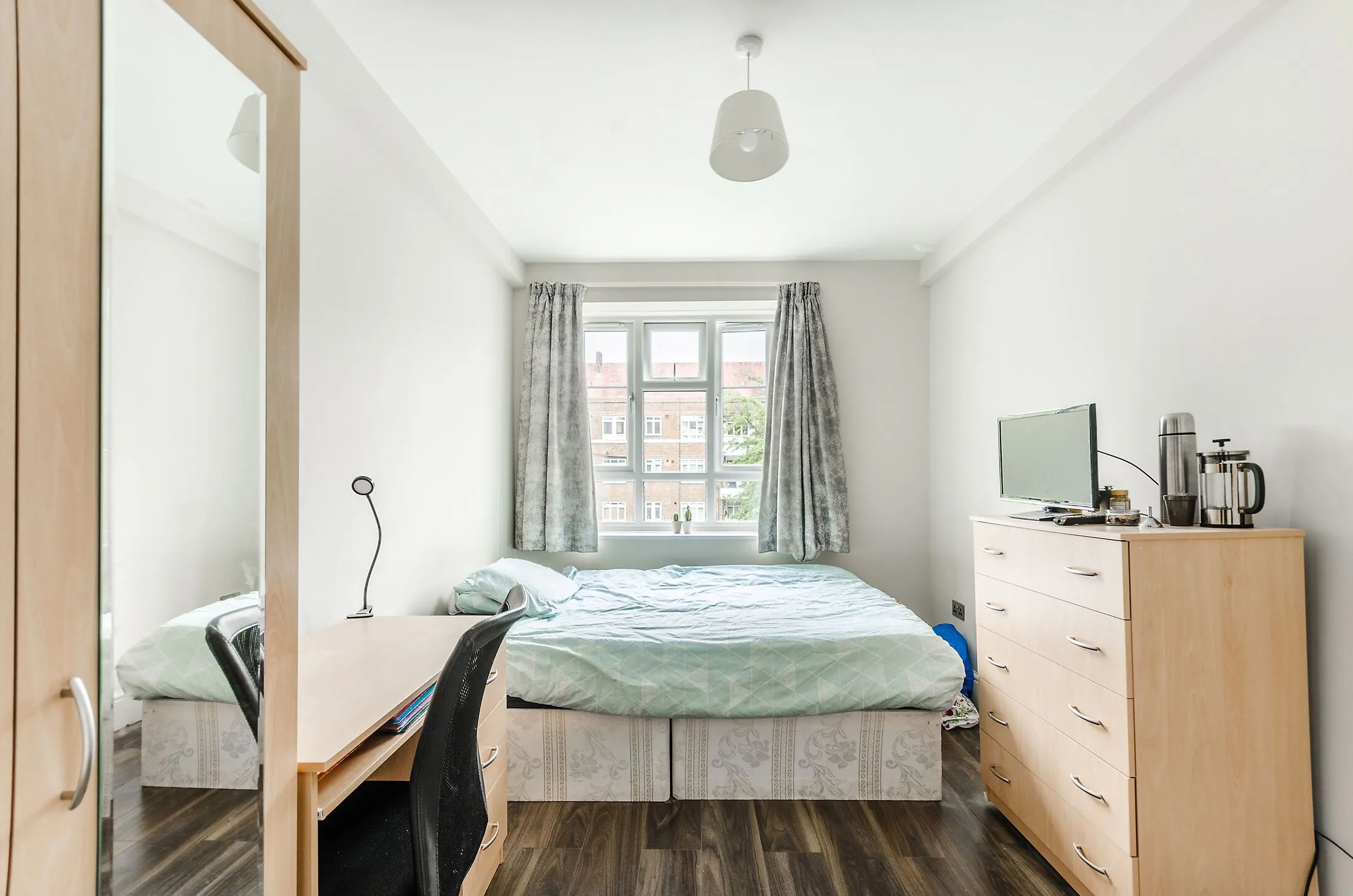 Flat Australia Road in Greater London