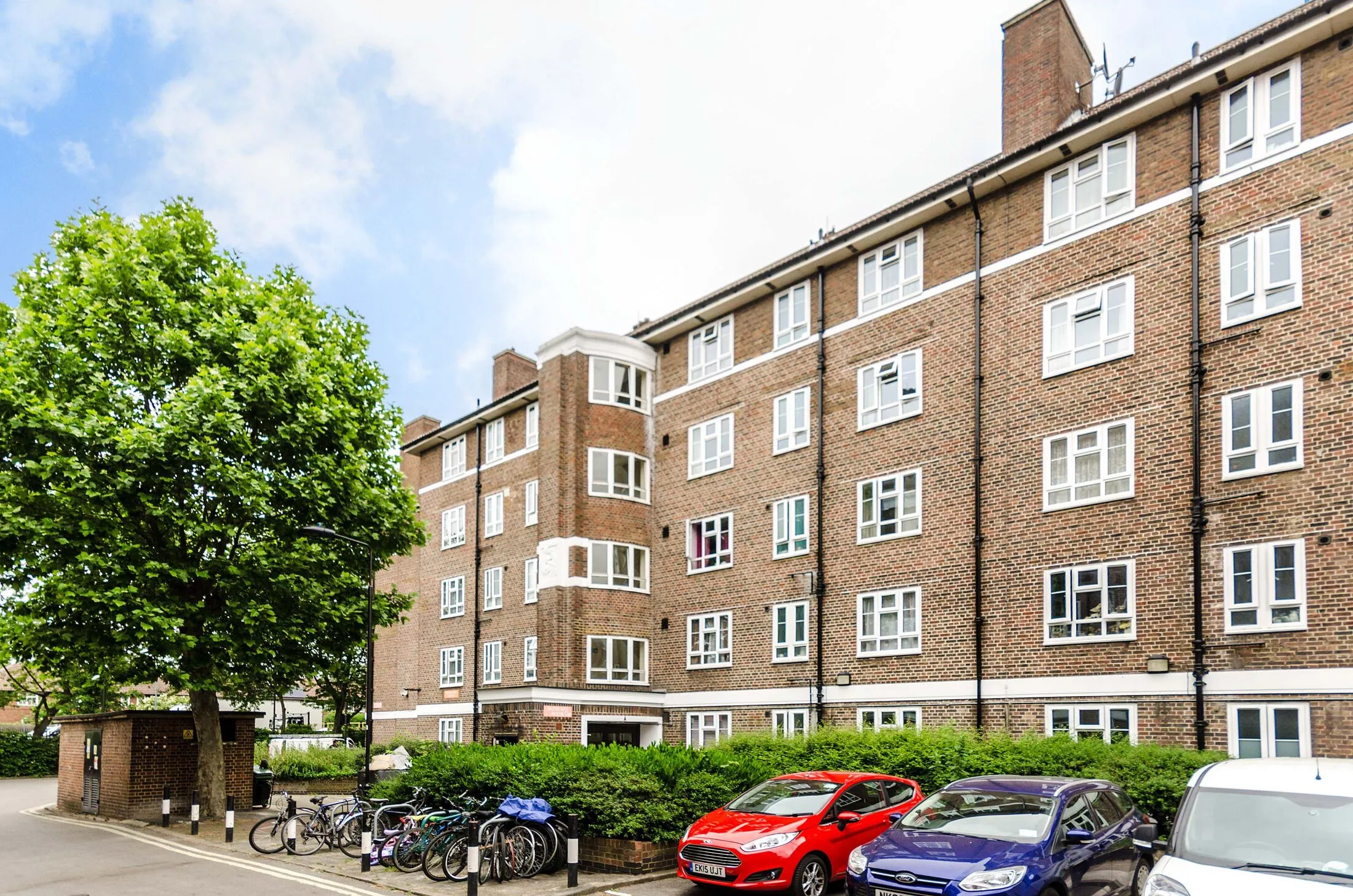 Flat Australia Road in Greater London
