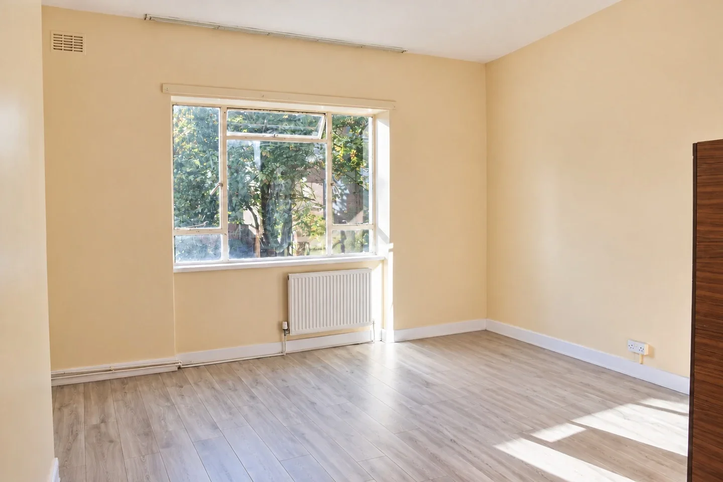 Flat Evering Road in Greater London