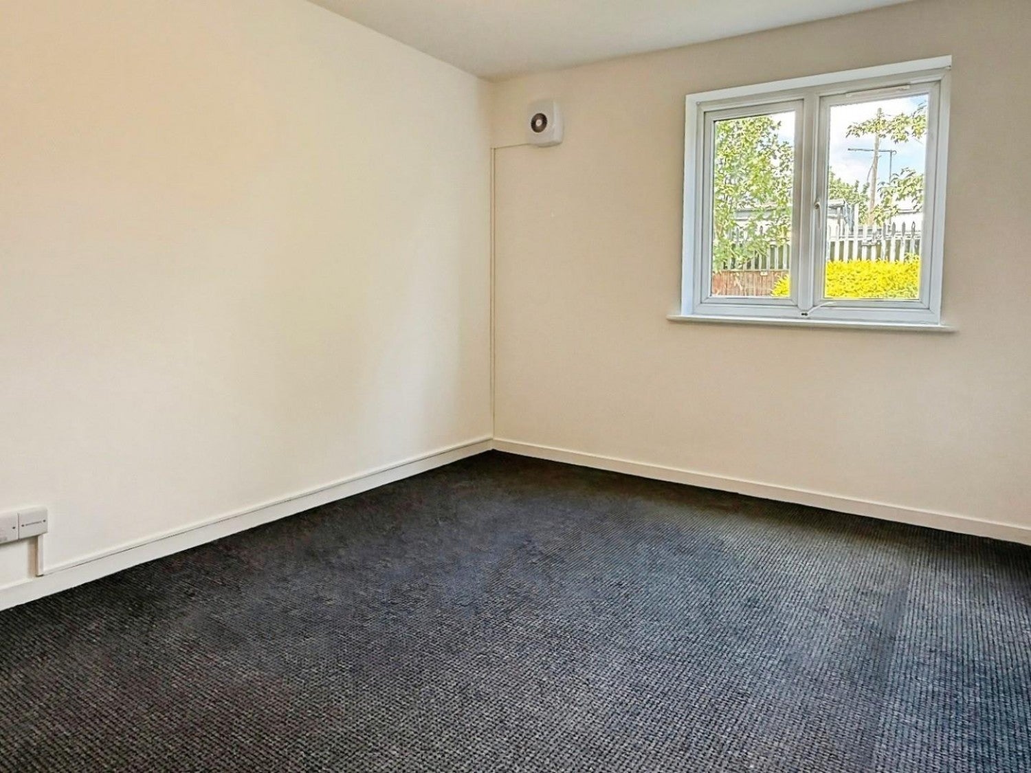 Flat Spring Close in Greater London