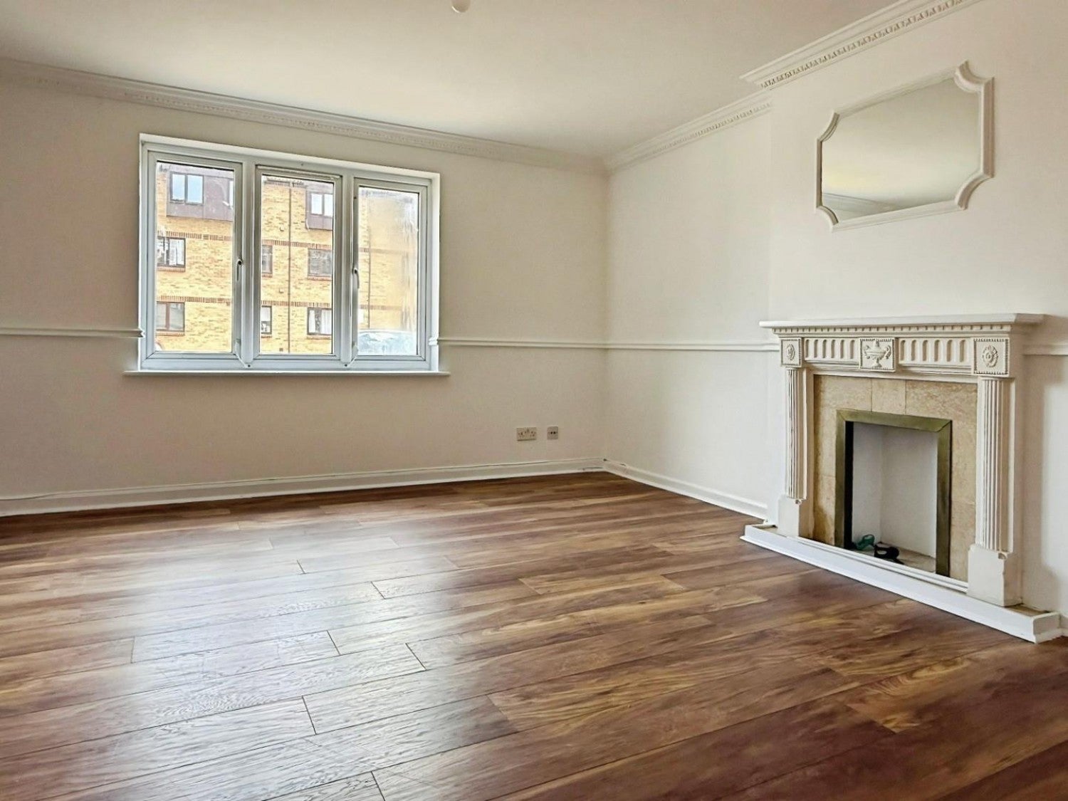 Flat Spring Close in Greater London