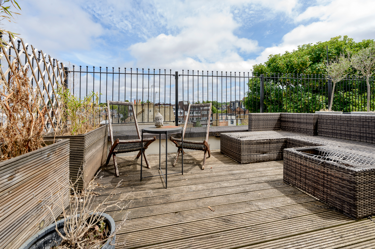 Flat Blythe Road in Greater London