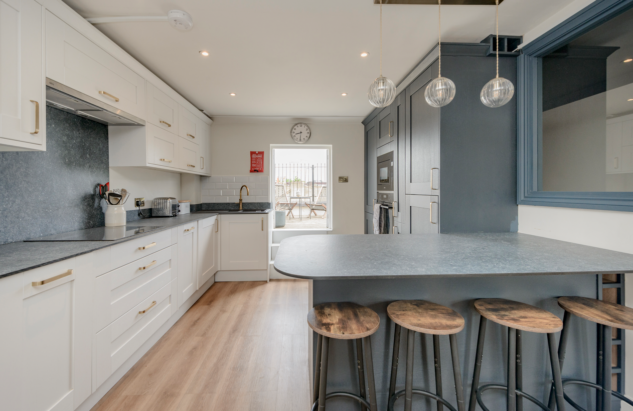 Flat Blythe Road in Greater London