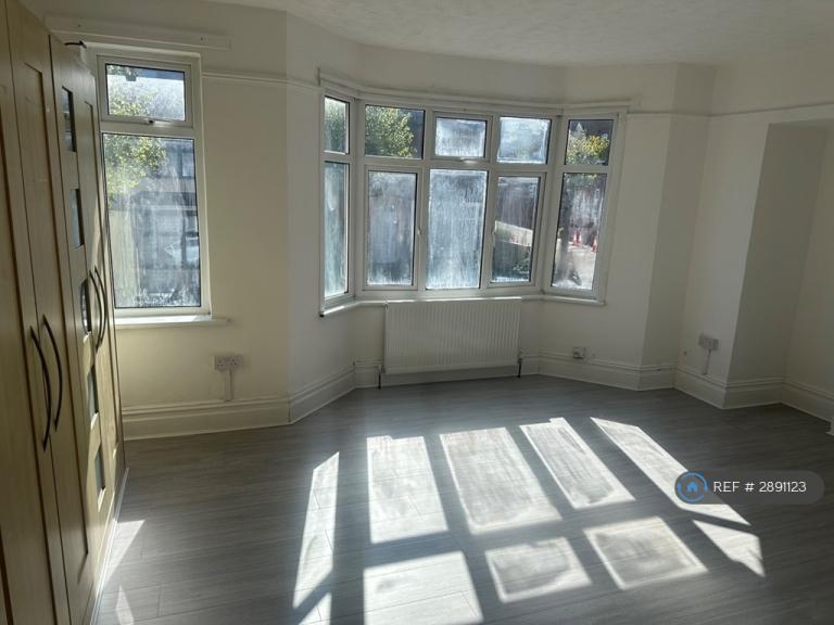 Room Westbourne Road in Luton