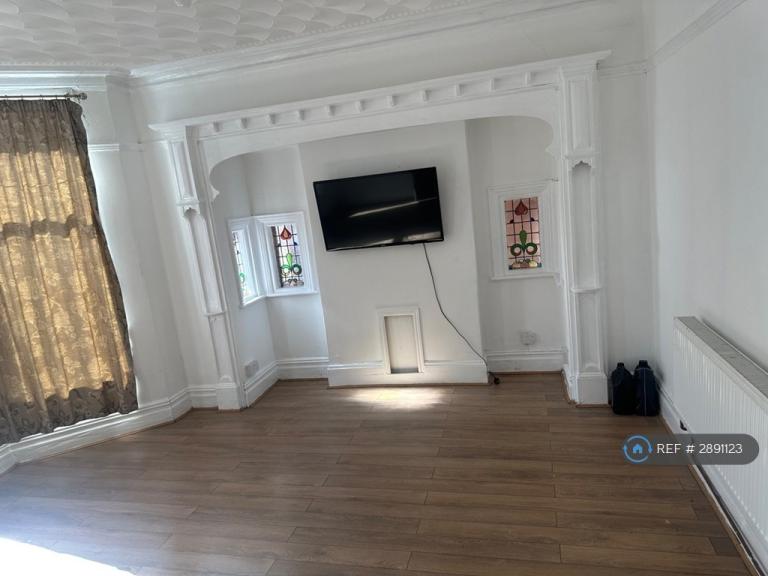 Room Westbourne Road in Luton