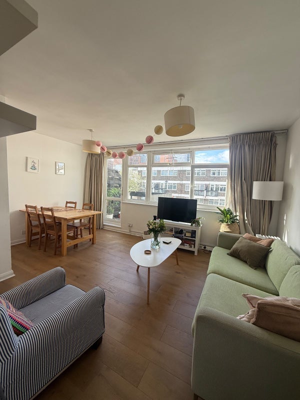 Flat Buttesland Street in Greater London