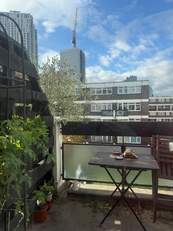 Flat Buttesland Street in Greater London