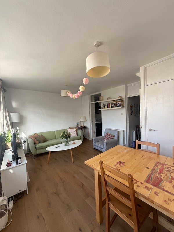 Flat Buttesland Street in Greater London