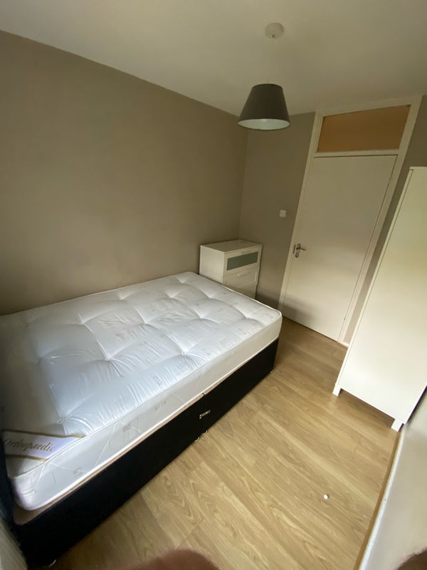 Room Macaulay Road in Greater London