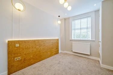 Flat Ellingham Road in Greater London
