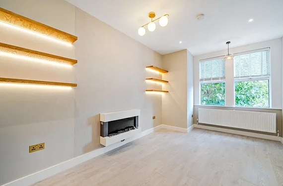 Flat Ellingham Road in Greater London