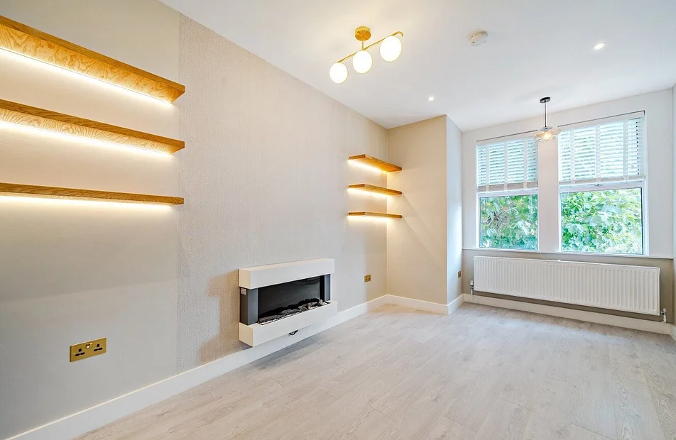Flat Ellingham Road in Greater London