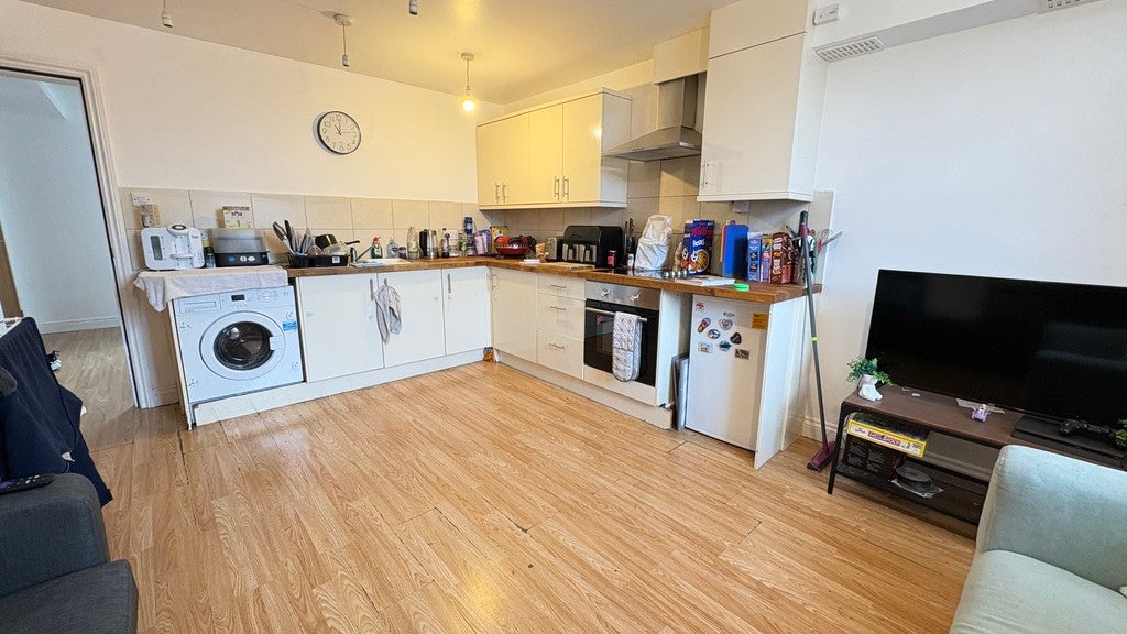 Flat Armley Lodge Road in Leeds