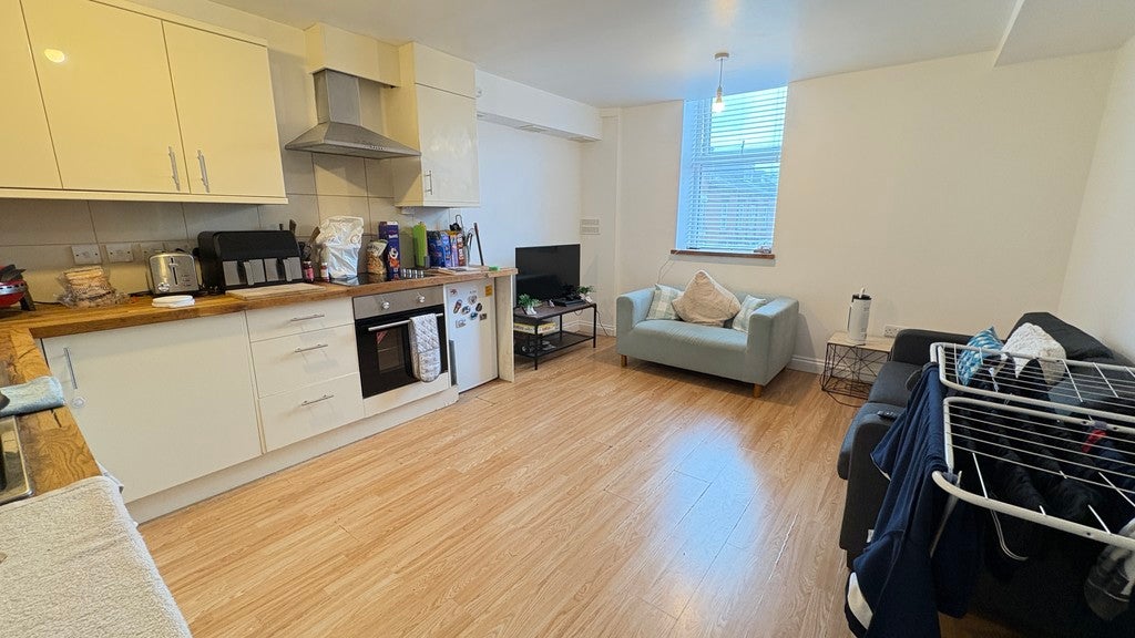 Flat Armley Lodge Road in Leeds
