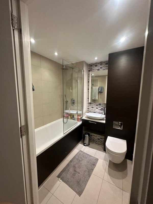 Room Yabsley Street in Greater London