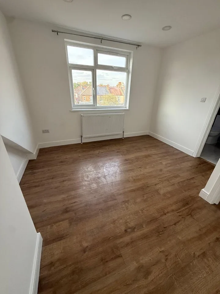 Room Trafford Road in Greater London