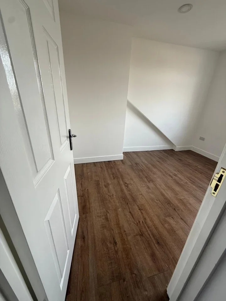 Room Trafford Road in Greater London