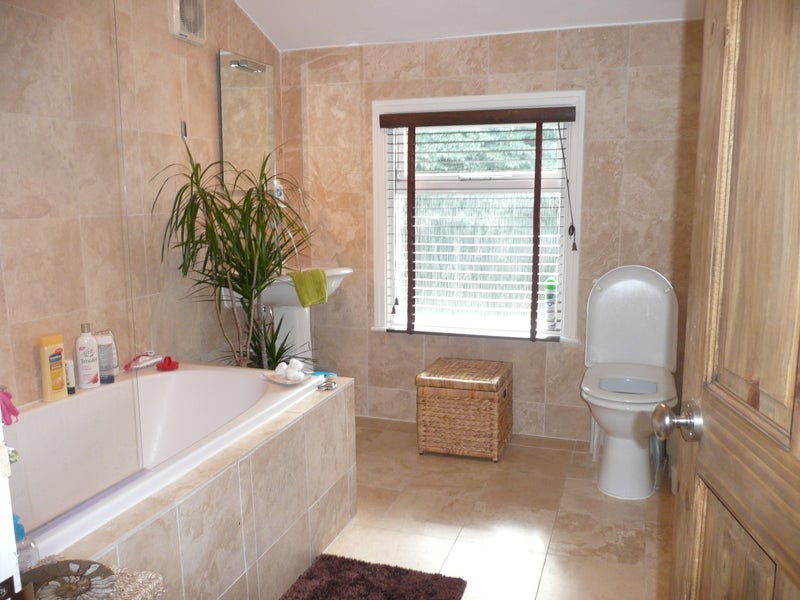 Room Churchwood Road in Manchester