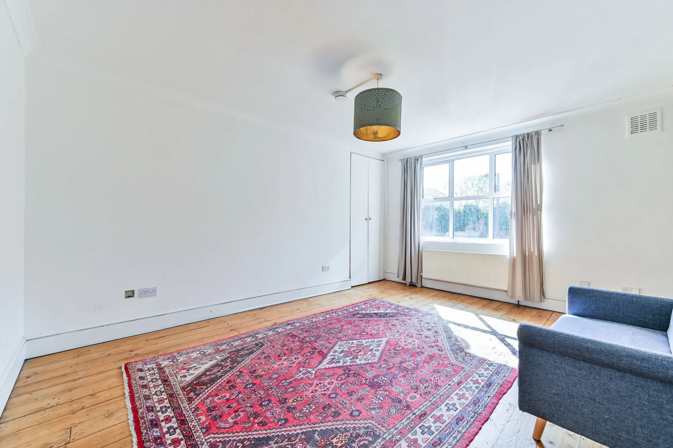 Flat Clementina Road in Greater London