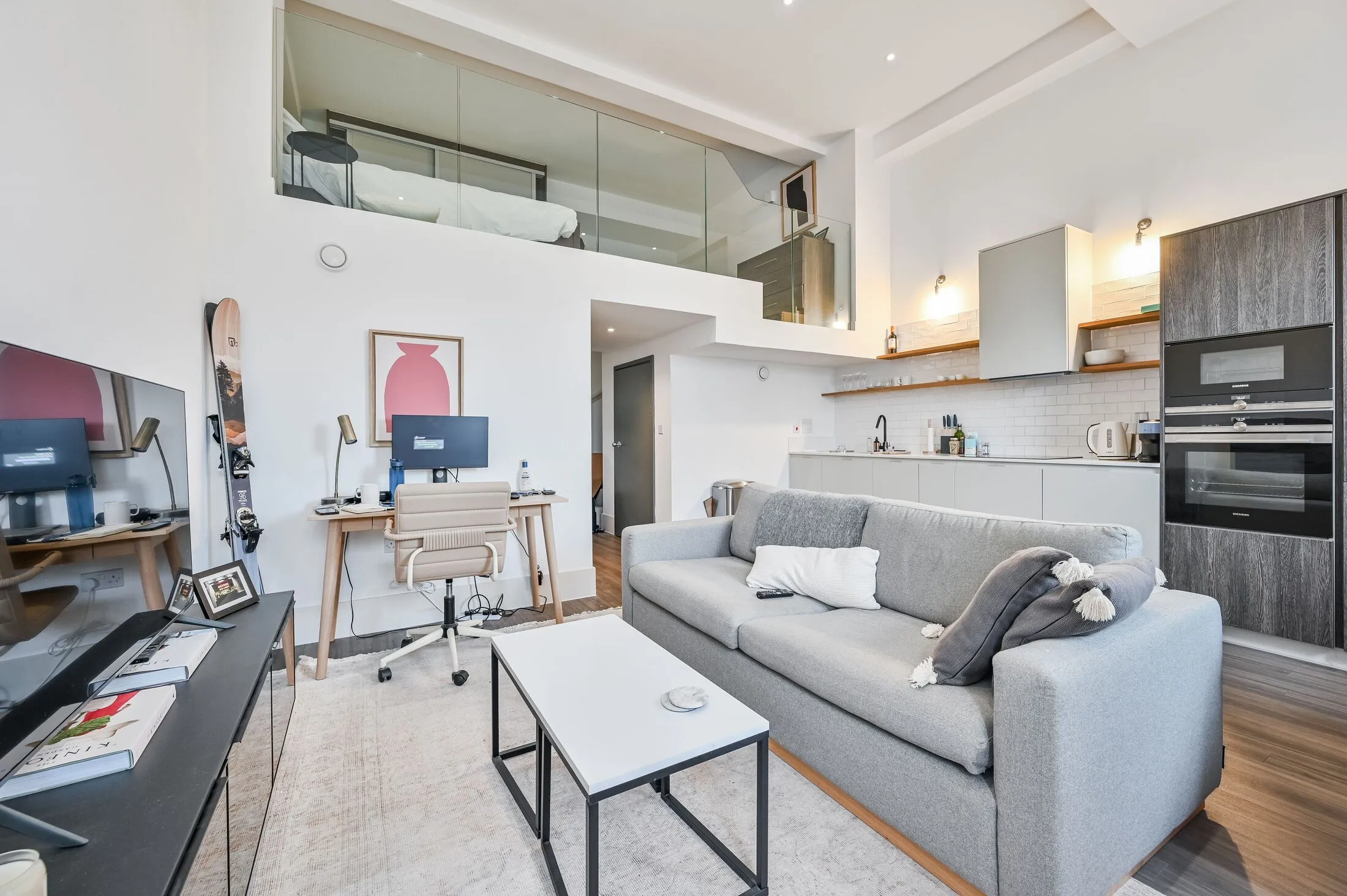 Flat Goldsmiths' Row in Greater London