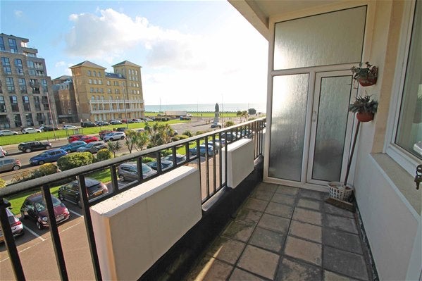 Flat Grand Avenue in Hove