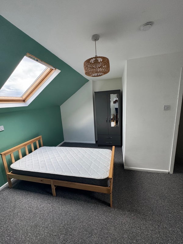 Room Dudley Road in Birmingham