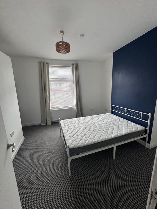 Room Dudley Road in Birmingham