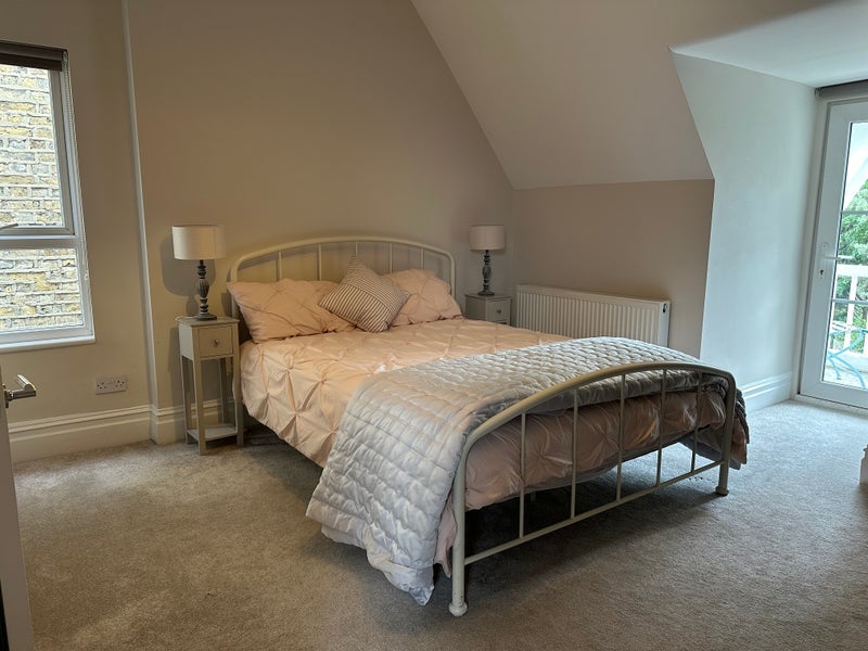 Room Vicarage Road in Greater London
