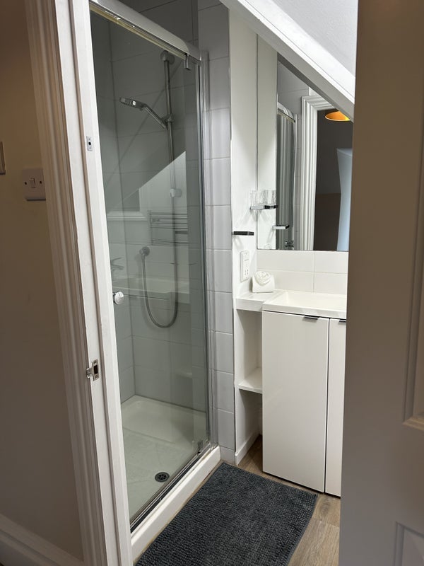 Room Vicarage Road in Greater London