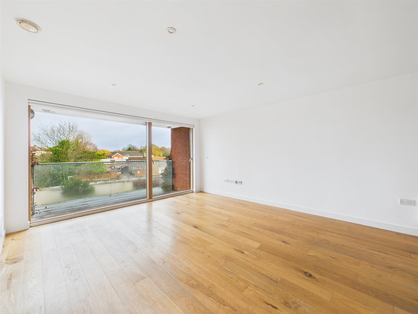 Flat Westholme Gardens in Greater London