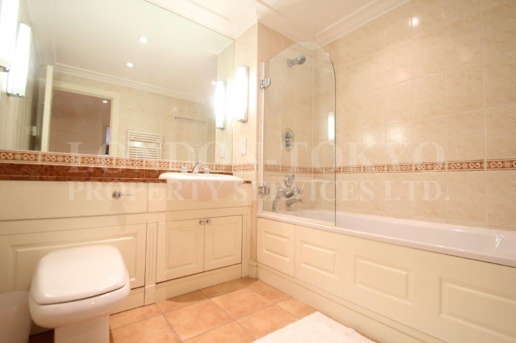 Flat Wrights Lane in Greater London