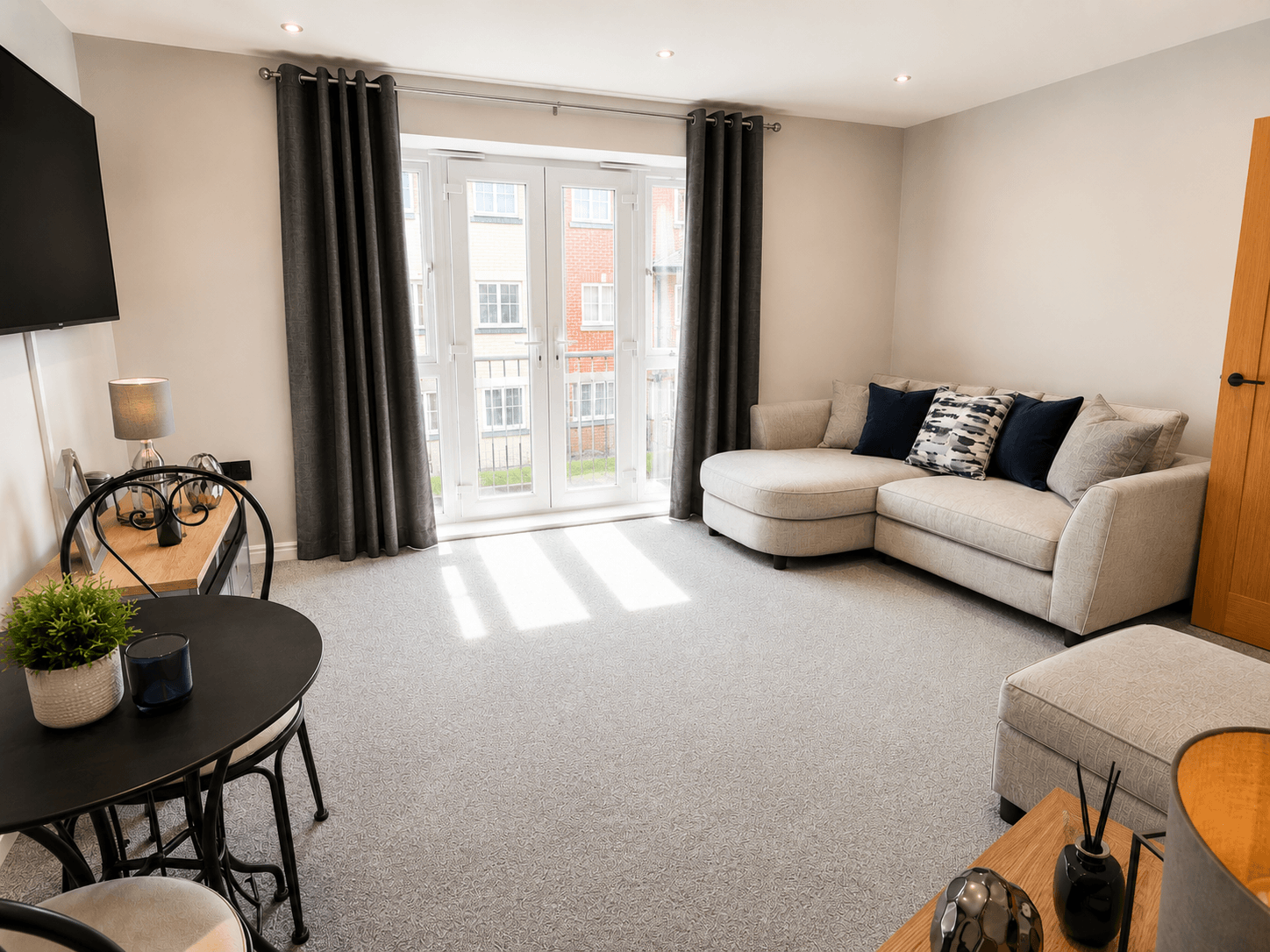 Flat Philmont Court in Coventry