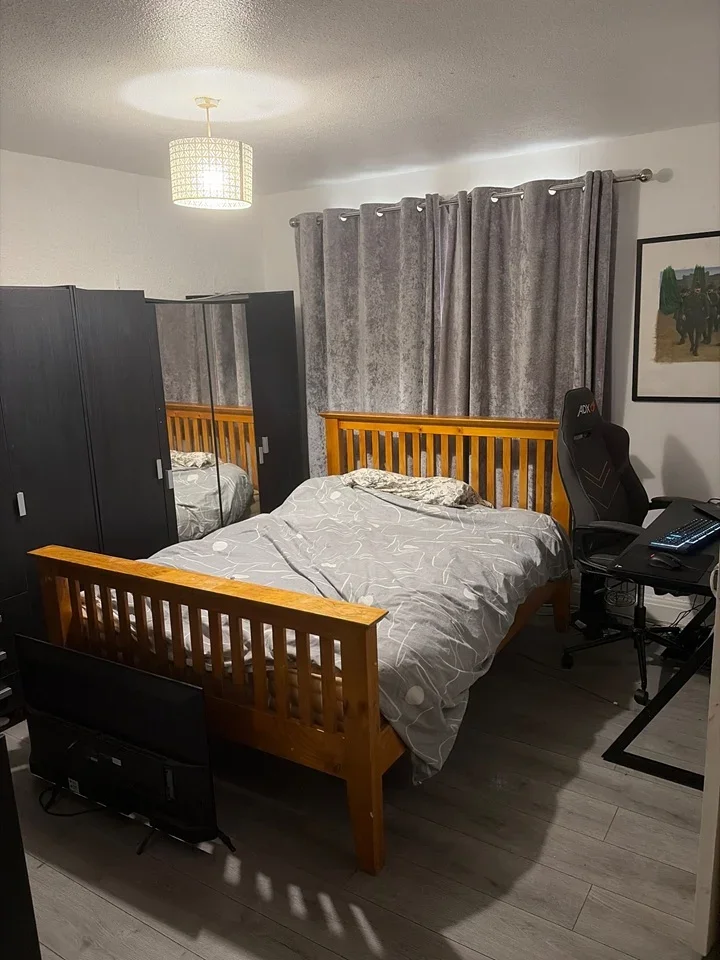 Room Lonsdale Avenue in Greater London